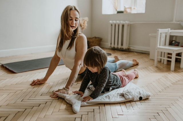 agujetas madre e hija haciendo yoga